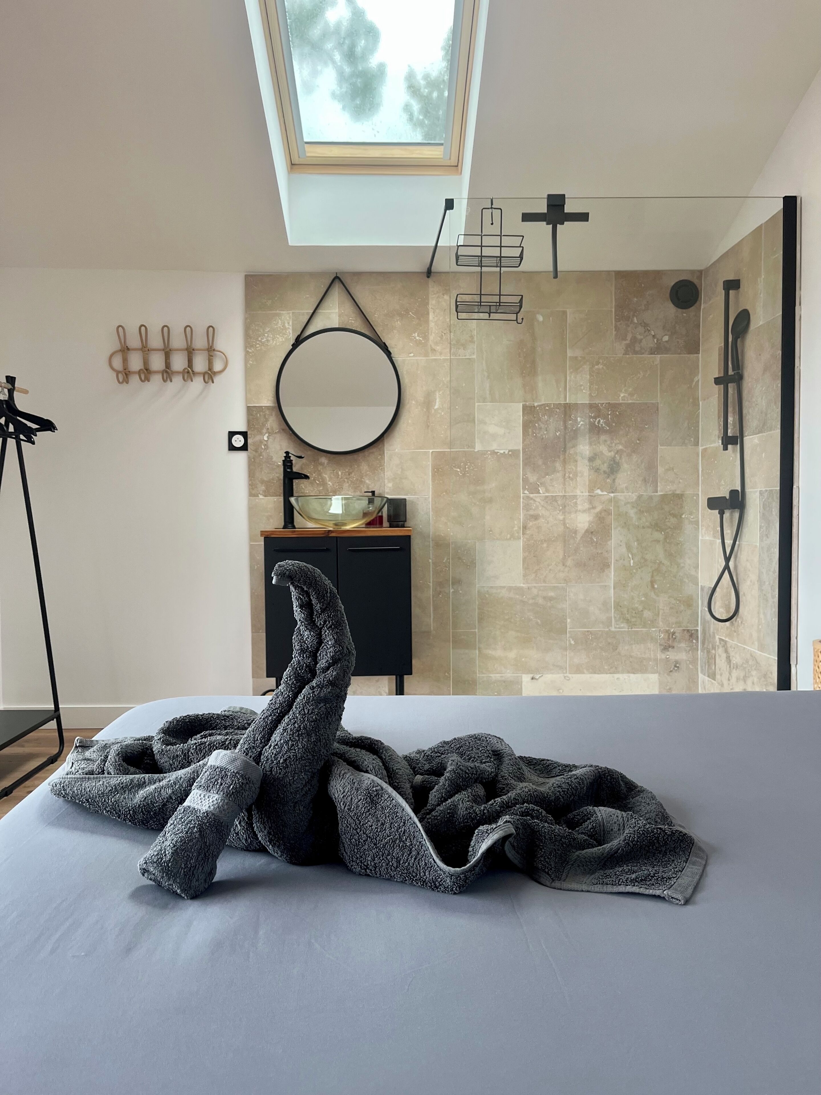 7 chambres, fer et planche à repasser, Wi-Fi, draps fournis