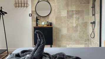 7 bedrooms, iron/ironing board, WiFi, bed sheets