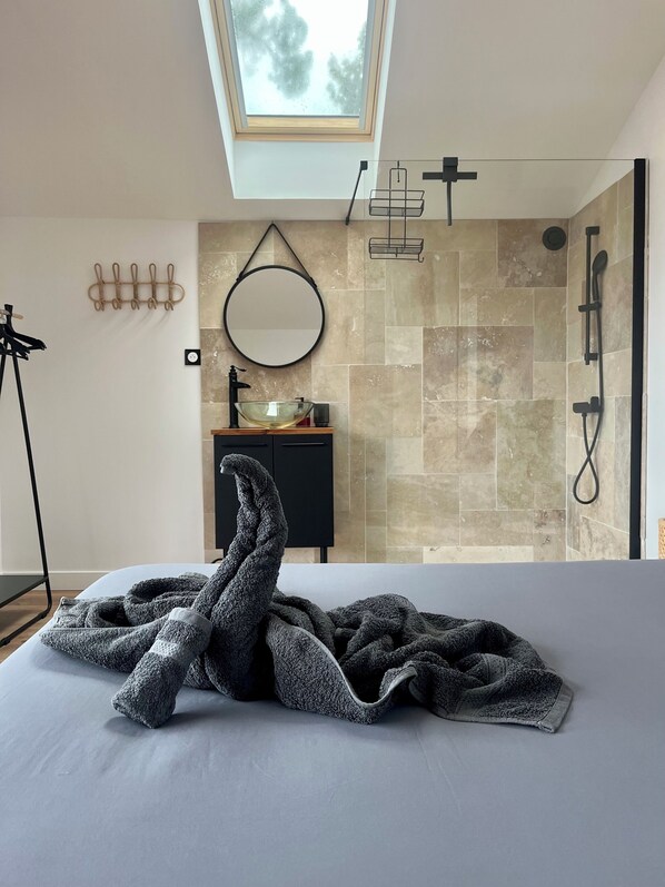 7 bedrooms, iron/ironing board, WiFi, bed sheets