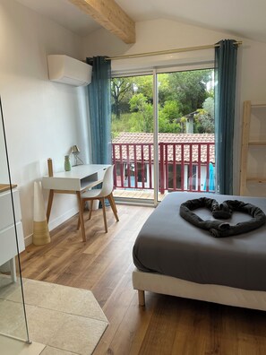 7 bedrooms, iron/ironing board, WiFi, bed sheets