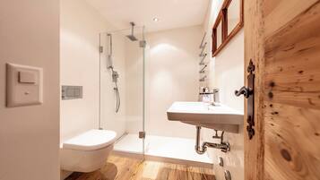 Haartrockner, Handtücher, Toilettenpapier