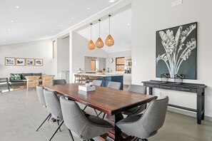 Villa « Premier », 4 chambres, piscine privée | Restauration dans la chambre