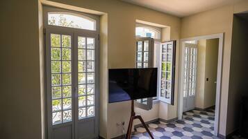 Comfort-Doppel- oder -Zweibettzimmer, Balkon, Stadtblick | 1 Schlafzimmer, Zimmersafe, Schreibtisch, kostenloses WLAN