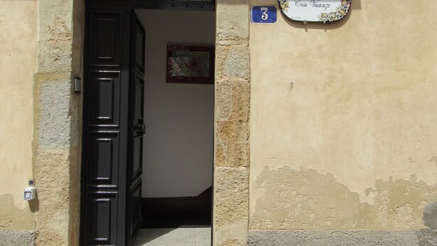 Entrada de un edificio con una puerta negra, un cartel con el número 3 y una placa que dice 'Casa del Barocco Casa Vacanze'.