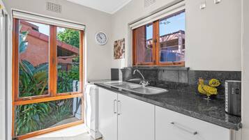 Classic Villa, 3 Bedrooms, Golf View | Private kitchen