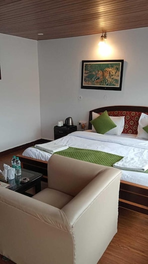 Superior Room | Premium bedding, desk, free wired internet, bed sheets