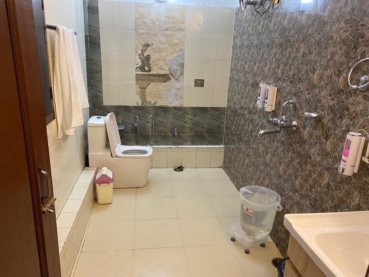 Une salle de bain équipée de toilettes, d’un bidet et d’un lavabo.