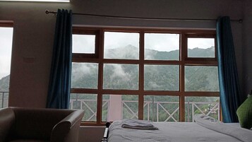 高级房 | 高档床上用品、办公桌、免费高速有线上网、床单