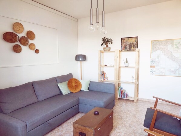 Appartement, 2 chambres, balcon, vue sur la ville | Aire de séjour | Livres