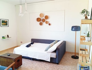 Appartement, 2 chambres, balcon, vue sur la ville | Aire de séjour | Livres