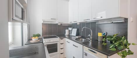 Estudio estándar | Cocina privada | Refrigerador, microondas, horno y parrilla de estufa