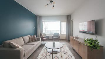 Standaard appartement | Woonruimte | Een 32-inch televisie met kabelzenders