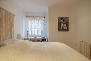 2 bedrooms, iron/ironing board, free WiFi