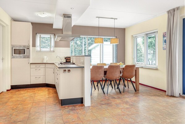 Een koelkast, een magnetron, een kookplaat, een vaatwasser