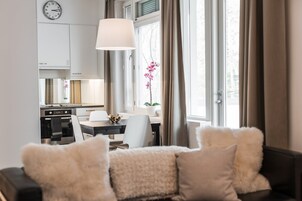 基础公寓 | 起居区 | 32-英寸电视（配备有线频道）