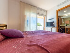 3 bedrooms, desk, Internet