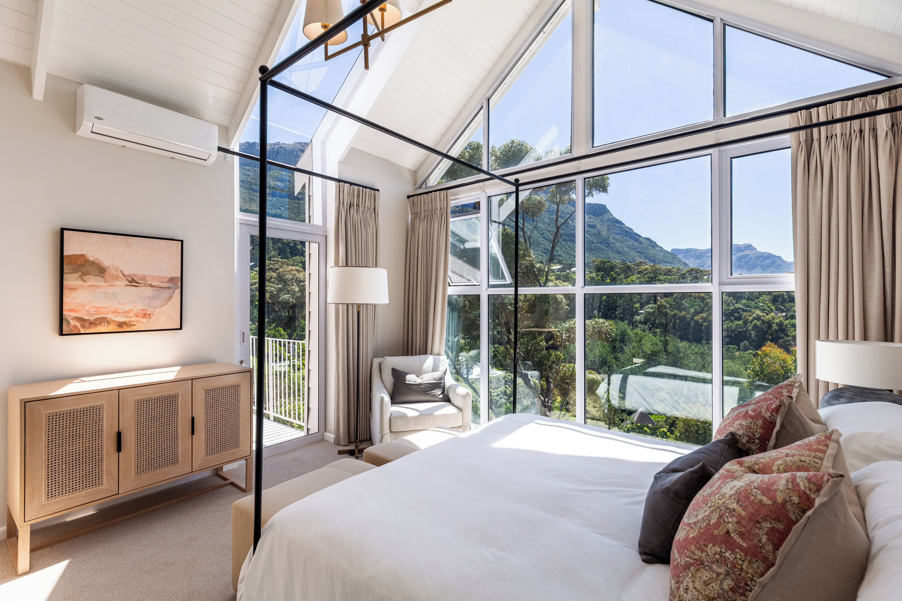 2 bedrooms, desk, travel cot, free WiFi