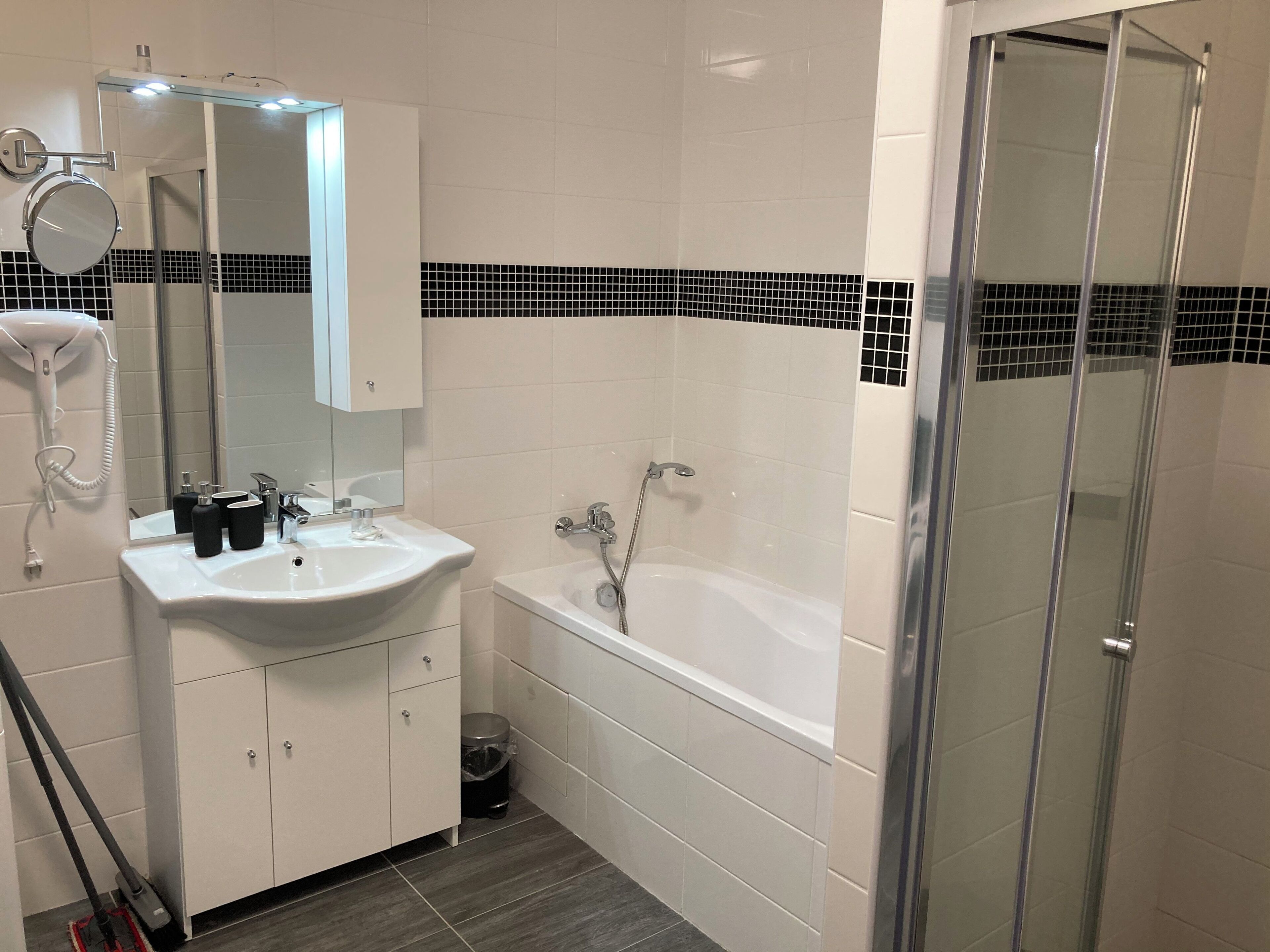 Apartemen Deluks | Kamar mandi | Bathtub dan shower terpisah, pengering rambut, handuk, dan tisu toilet