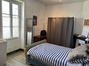 3 bedrooms, iron/ironing board, WiFi, bed sheets - Une Maison Typique de L'ile Entre Village et Plage (L'Île-d'Yeu)