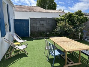 Outdoor dining - Une Maison Typique de L'ile Entre Village et Plage (L'Île-d'Yeu)