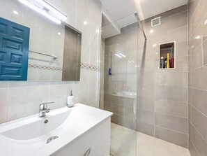 Shower - Gran Canal - Apartamento visto al mar, 50 M de la (Rosas / Roses)