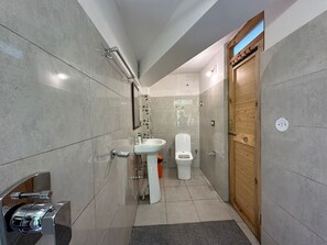 Executive Room | Bathroom - Turtuk Ashoor Guest House (Leh)