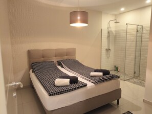 1 bedroom, desk, iron/ironing board, WiFi