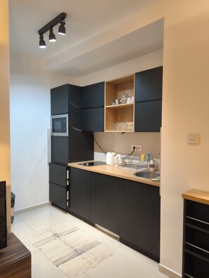 Kjøleskap, mikrobølgeovn, kokeplater og vannkoker