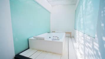 Suite Luxe, vue piscine | Salle de bain