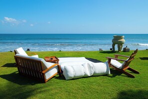 On the beach, black sand, sun-loungers, beach towels - Morabito Art Villa (Canggu)