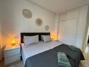 2 室のベッドルーム、セーフティボックス (室内)、アイロン / アイロン台、旅行用ベビーベッド