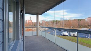 A balcony with a clear view of a parking lot and buildings in the background. - Forenom Apts Turku Laukkavuori (Turku)