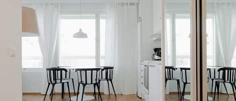 Lägenhet Standard | Vardagsrum | 32-tums tv med kabelkanaler