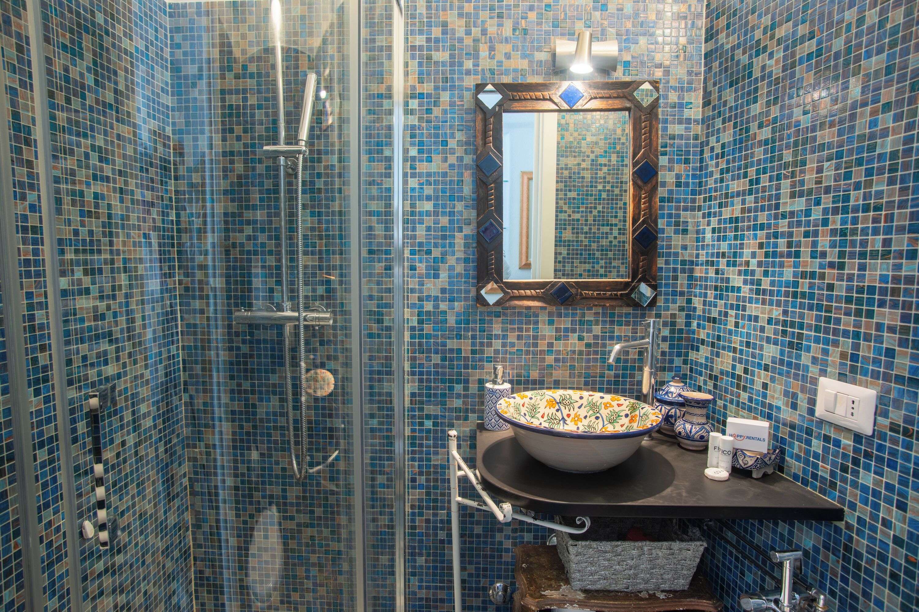Appartamento familiare, camere multiple (La Finestra Sul Giardino) | Bagno | Doccia, asciugacapelli, bidet, asciugamani