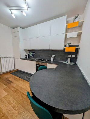 Kühlschrank, Ofen, Herdplatte, Geschirrspüler