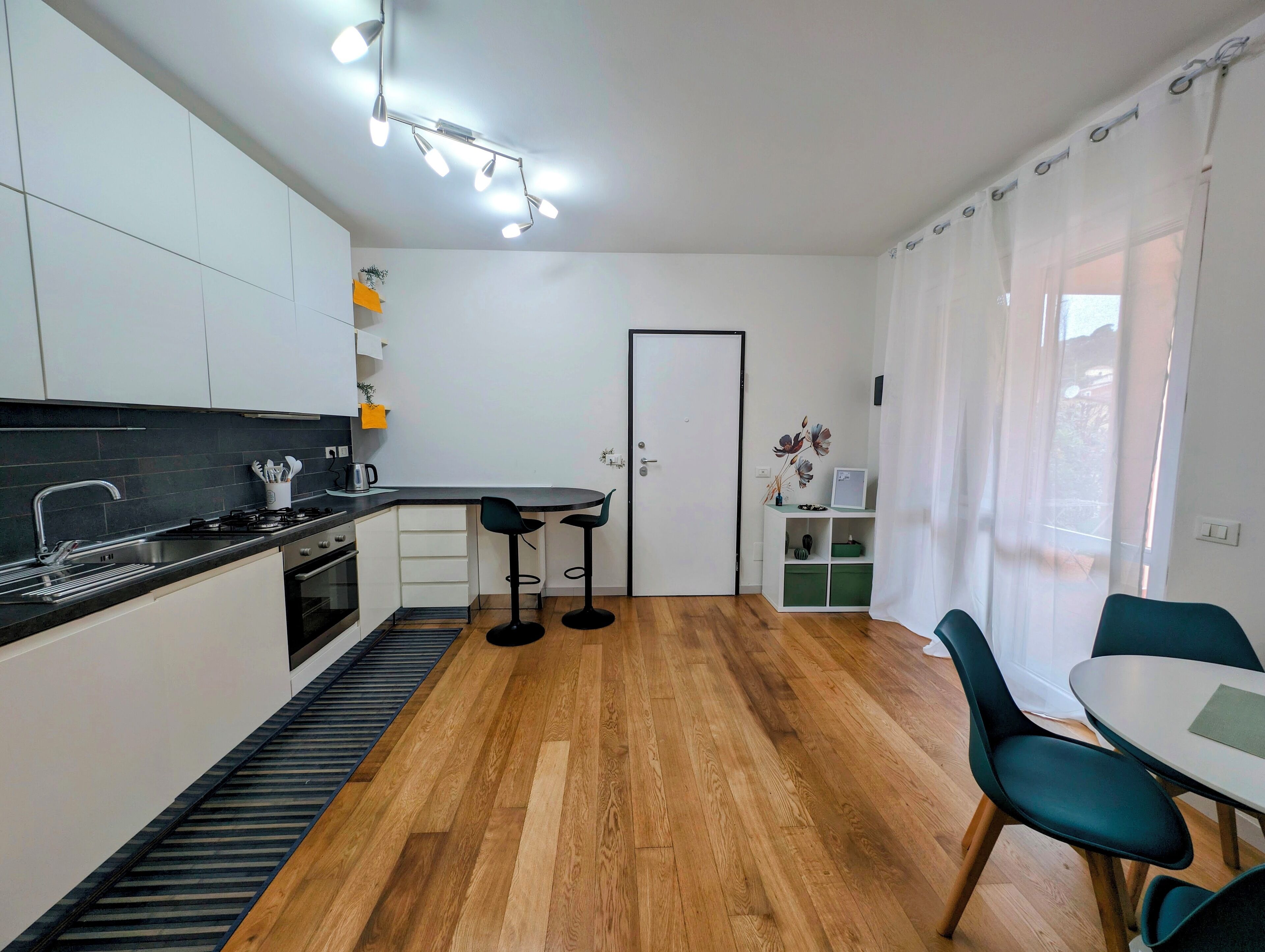 Réfrigérateur, un four, surface de cuisson, lave-vaisselle