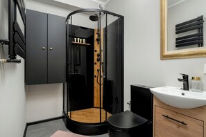 Studio, Balcony | Bathroom | Shower, towels, toilet paper