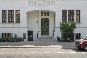 Front of property - Studio Chelmonskiego MTP by Renters (Poznan)