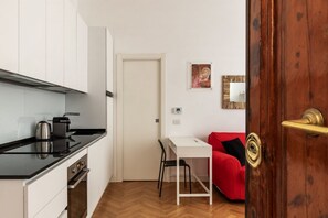 Kühlschrank, Mikrowelle, Ofen, Herdplatte