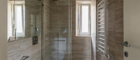 Dusche, Haartrockner, Bidet