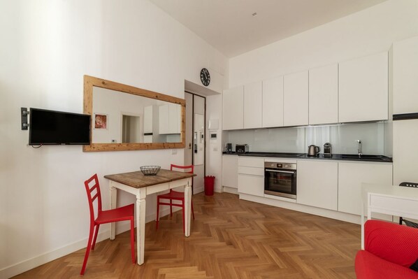 Kühlschrank, Mikrowelle, Ofen, Herdplatte