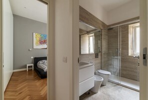 Dusche, Haartrockner, Bidet