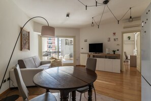 Living area - GuestHost - Comfortable 50m2 apartment that can accommodate up to two people. Located on the fifth floor, of nine in total, with lift (not suitable for disabled people), of a building in the Trastevere area.A stone's throw from Trastevere station, conven (Roma)