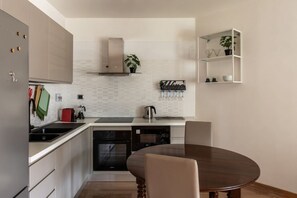 Refrigerador, horno, placa de cocina, cafetera/tetera