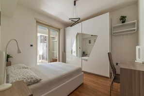 1 bedroom, iron/ironing board, WiFi, bed sheets - GuestHost - Comfortable 50m2 apartment that can accommodate up to two people. Located on the fifth floor, of nine in total, with lift (not suitable for disabled people), of a building in the Trastevere area.A stone's throw from Trastevere station, conven (Roma)