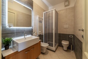 Shower, hair dryer, bidet - GuestHost - Comfortable 50m2 apartment that can accommodate up to two people. Located on the fifth floor, of nine in total, with lift (not suitable for disabled people), of a building in the Trastevere area.A stone's throw from Trastevere station, conven (Roma)