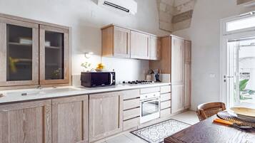 Frigorifero, microonde, forno, piano cottura