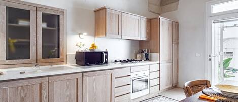 Refrigerador, microondas, horno y parrilla de estufa