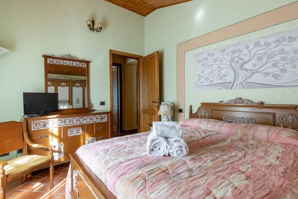 4 bedrooms, iron/ironing board, WiFi, bed sheets