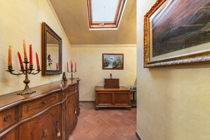 Interior - GuestHost - Wonderful 140 sqm apartment, perfect for 7 people, located on the first floor of an old renovated semi-detached house surrounded by greenery (stairs to access it).The apartment is located in Borgo a Mozzano, a picturesque village immersed in  (Borgo a Mozzano)